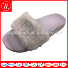 Dernières nouvelles sandales de dames de conception pantoufles / glissières / sandales en peluche faites sur commande